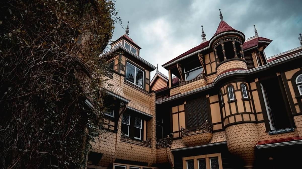 You Can Now Do A Virtual Tour Of California S Most Famous Haunted House Tyla