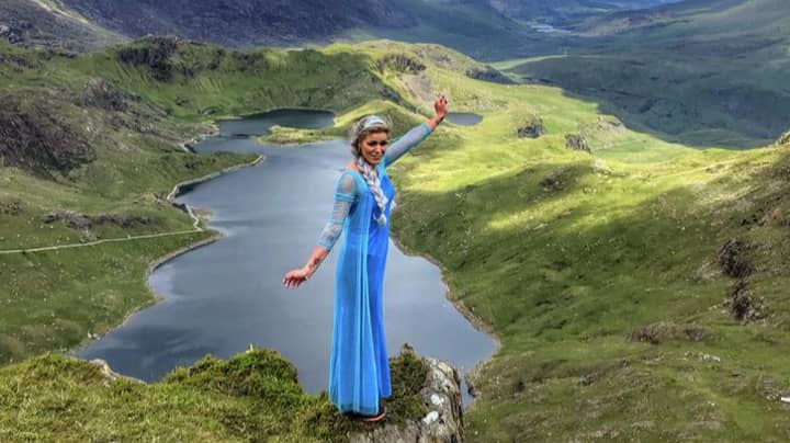 woman-climbs-snowdon-dressed-as-elsa-for-friend-with-terminal-cancer-tyla